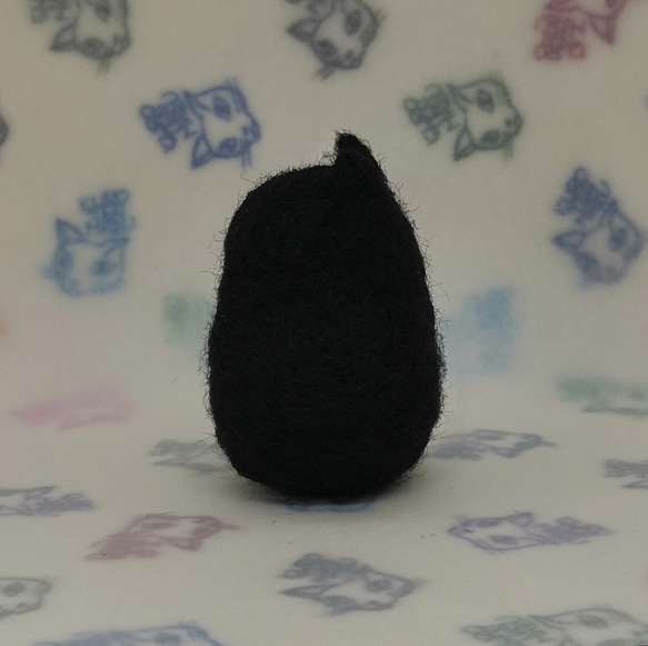 羊毛フェルトの猫のおもちゃ　ちょっと大きい猫ボール　黒 2枚目の画像