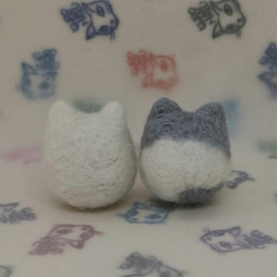 羊毛フェルトの猫のおもちゃ　猫ボール　白猫、ライトグレーハチワレ猫 3枚目の画像