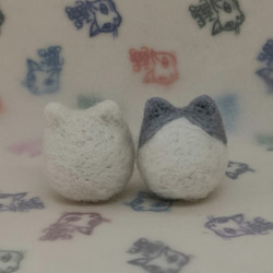 羊毛フェルトの猫のおもちゃ　猫ボール　白猫、ライトグレーハチワレ猫 1枚目の画像