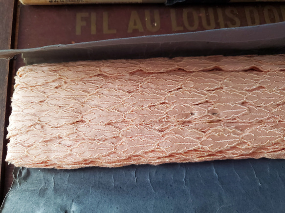 フランスアンティーク　ラベルつき刺繍リボン サーモンピンク 27m60cm 5枚目の画像