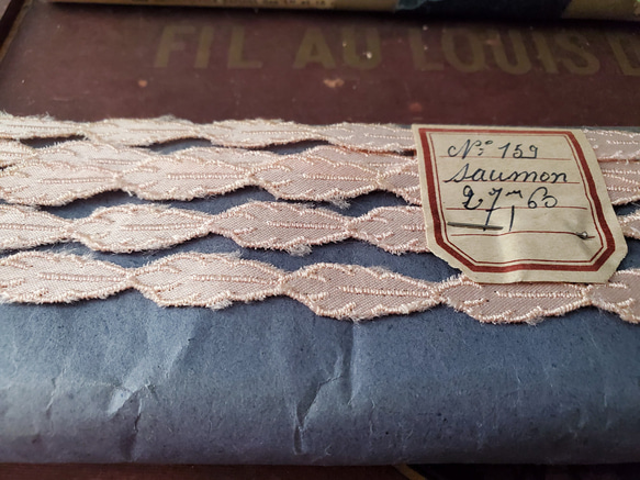 フランスアンティーク　ラベルつき刺繍リボン サーモンピンク 27m60cm 3枚目の画像