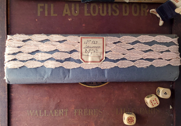 フランスアンティーク　ラベルつき刺繍リボン サーモンピンク 27m60cm 2枚目の画像
