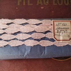 フランスアンティーク　ラベルつき刺繍リボン サーモンピンク 27m60cm 1枚目の画像