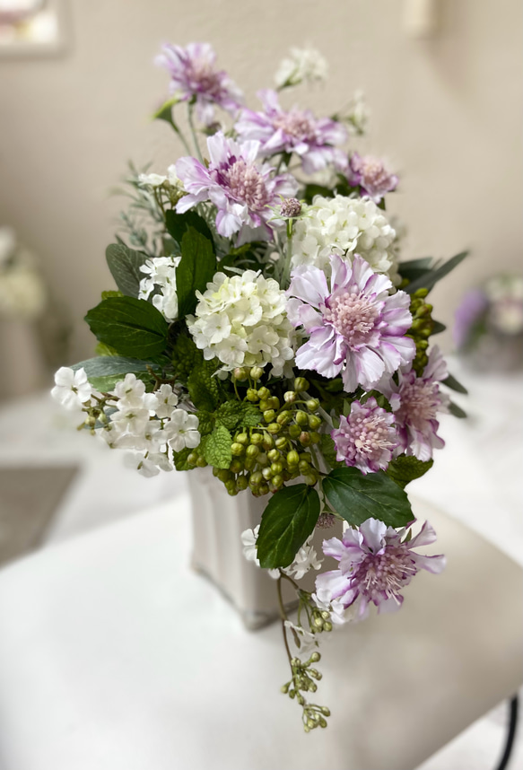 生花以上　花色−hanairo−の造られた花【スカビオサの縦の流れが綺麗なアレンジメント】プレゼントに… 2枚目の画像
