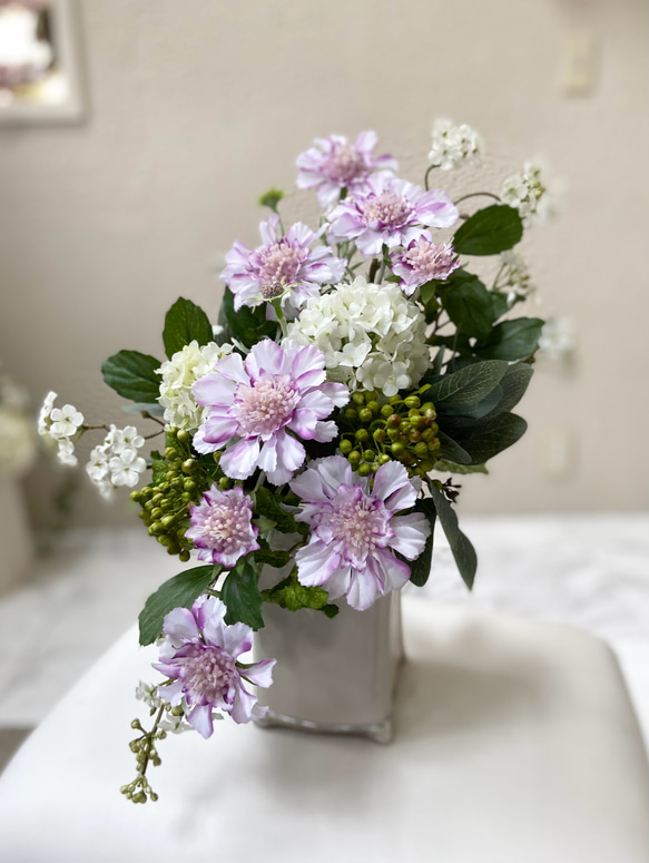 生花以上　花色−hanairo−の造られた花【スカビオサの縦の流れが綺麗なアレンジメント】プレゼントに… 1枚目の画像
