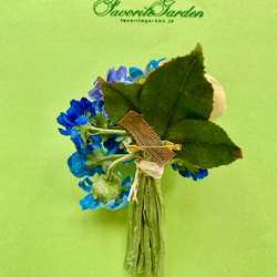 イエローのラナキュラスとブルーフラワーの花束コサージュ 6枚目の画像