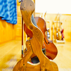【24時間以内に発送】手作り木工　木製バイオリンスタンド （ニス仕上げ）２本掛け 4枚目の画像