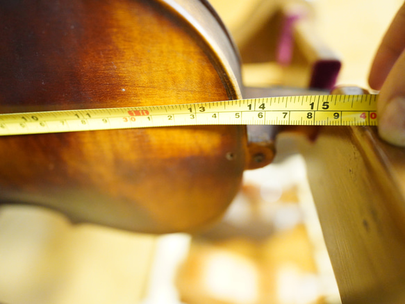 【24時間以内に発送】手作り木工　木製バイオリンスタンド （ニス仕上げ）２本掛け 8枚目の画像