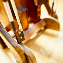 【24時間以内に発送】手作り木工　木製バイオリンスタンド （ニス仕上げ）２本掛け 7枚目の画像