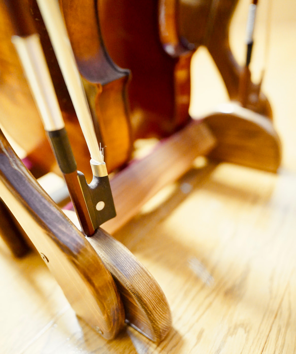 【24時間以内に発送】手作り木工　木製バイオリンスタンド （ニス仕上げ）２本掛け 7枚目の画像