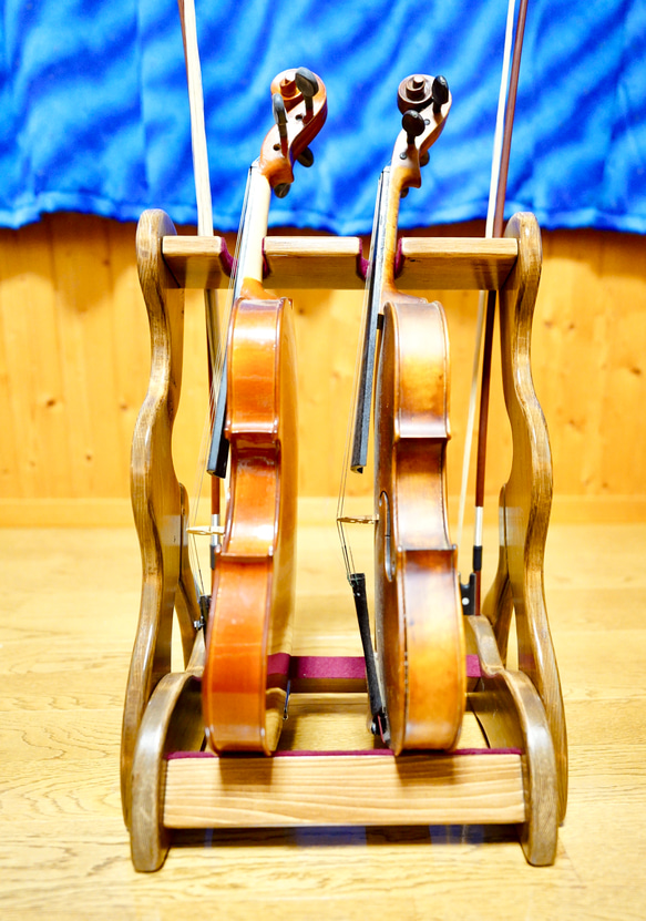 【24時間以内に発送】手作り木工　木製バイオリンスタンド （ニス仕上げ）２本掛け 3枚目の画像