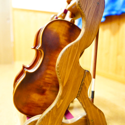 【24時間以内に発送】手作り木工　木製バイオリンスタンド （ニス仕上げ）２本掛け 5枚目の画像