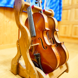【24時間以内に発送】手作り木工　木製バイオリンスタンド （ニス仕上げ）２本掛け 1枚目の画像