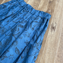 ボタニカルフラワー　ネイビー　タックギャザースカート　ポケット付き 3枚目の画像