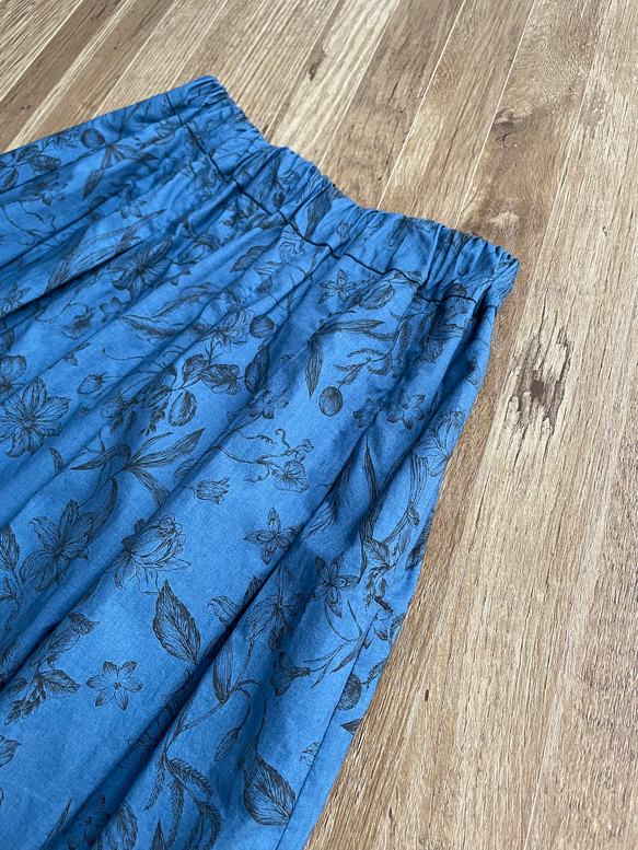 ボタニカルフラワー　ネイビー　タックギャザースカート　ポケット付き 3枚目の画像