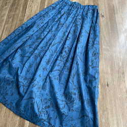 ボタニカルフラワー　ネイビー　タックギャザースカート　ポケット付き 2枚目の画像