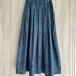 ボタニカルフラワー　ネイビー　タックギャザースカート　ポケット付き 5枚目の画像