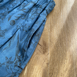 ボタニカルフラワー　ネイビー　タックギャザースカート　ポケット付き 4枚目の画像