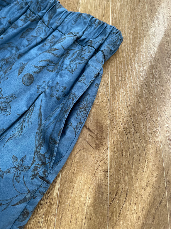ボタニカルフラワー　ネイビー　タックギャザースカート　ポケット付き 4枚目の画像