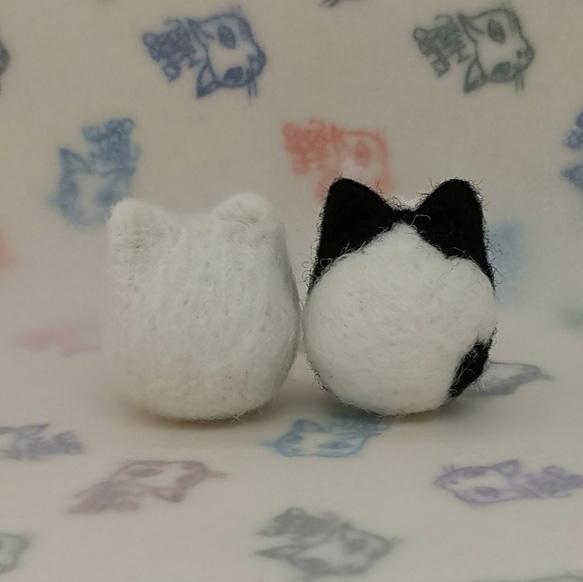 羊毛フェルトの猫のおもちゃ　猫ボール　白猫、黒ハチワレ白猫 1枚目の画像