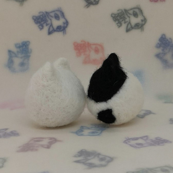 羊毛フェルトの猫のおもちゃ　猫ボール　白猫、黒ハチワレ白猫 4枚目の画像
