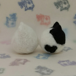 羊毛フェルトの猫のおもちゃ　猫ボール　白猫、黒ハチワレ白猫 2枚目の画像