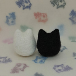 羊毛フェルトの猫のおもちゃ　猫ボール　白猫、黒猫 3枚目の画像