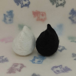 羊毛フェルトの猫のおもちゃ　猫ボール　白猫、黒猫 2枚目の画像