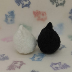 羊毛フェルトの猫のおもちゃ　猫ボール　白猫、黒猫 4枚目の画像