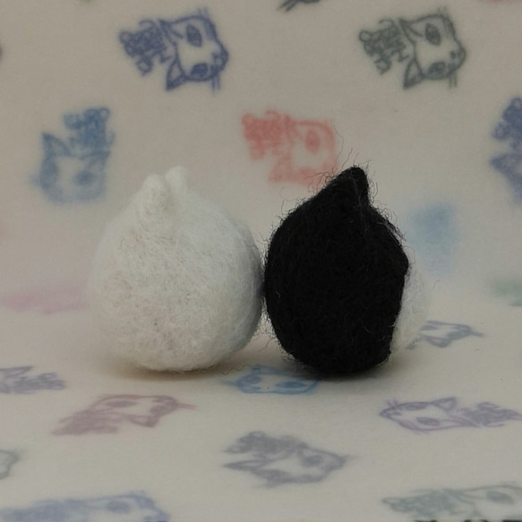 羊毛フェルトの猫のおもちゃ　猫ボール　白猫、黒腹白猫 4枚目の画像