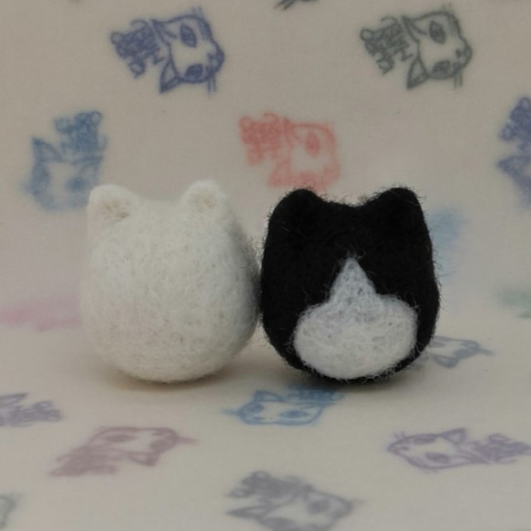 羊毛フェルトの猫のおもちゃ　猫ボール　白猫、黒腹白猫 1枚目の画像