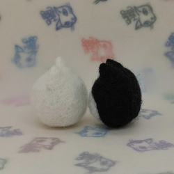 羊毛フェルトの猫のおもちゃ　猫ボール　白猫、黒腹白猫 2枚目の画像