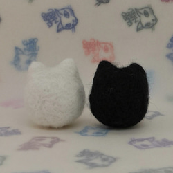 羊毛フェルトの猫のおもちゃ　猫ボール　白猫、黒腹白猫 3枚目の画像
