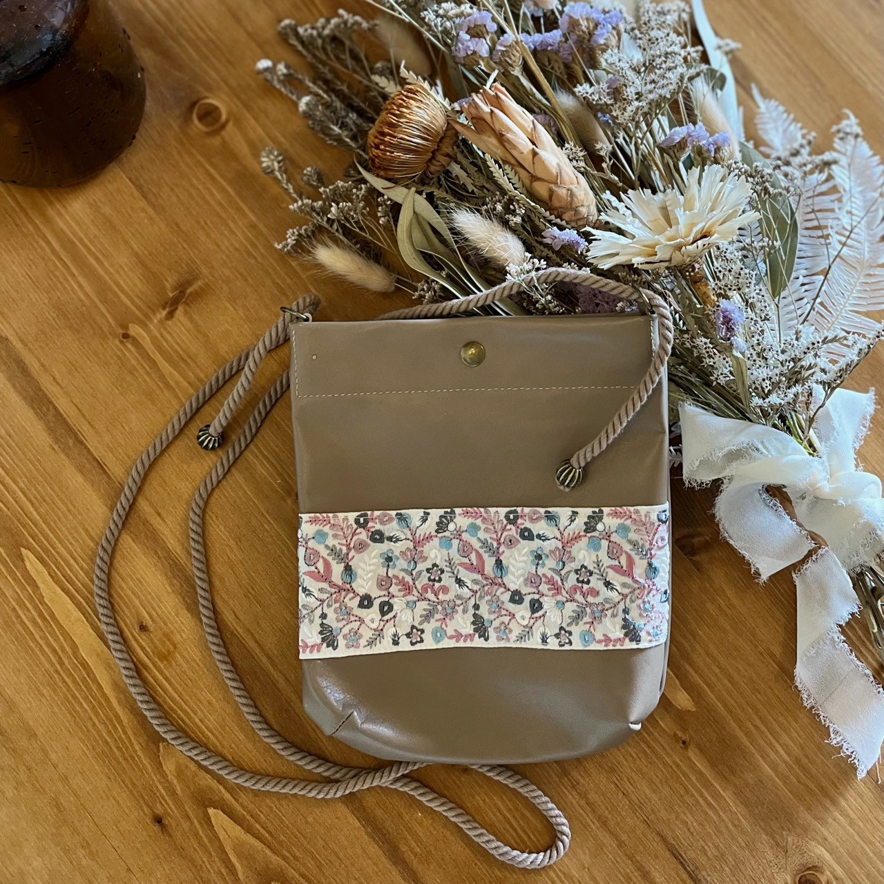 インド刺繍の本革ポシェット＊スマホホルダー＊サコッシュ＊グレージュ＊ミルクティー＊レザー＊柄番号１