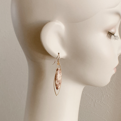 ピンクフォッシルコーラルのピアス ピアス（フック・チェーン