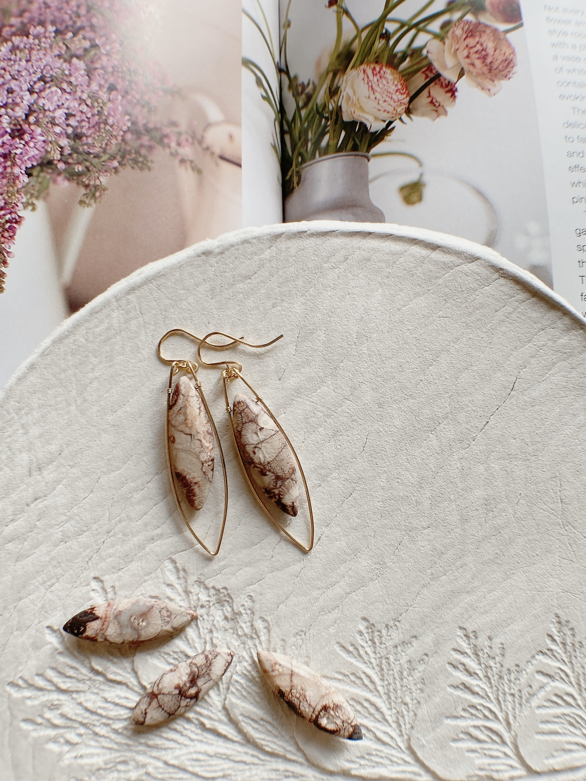 ホワイトフォッシルコーラル ブーケピアス ホワイトフォッシルコーラル ブーケピアス