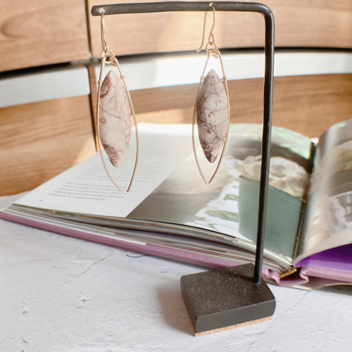 ピンクフォッシルコーラルのピアス ピアス（フック・チェーン