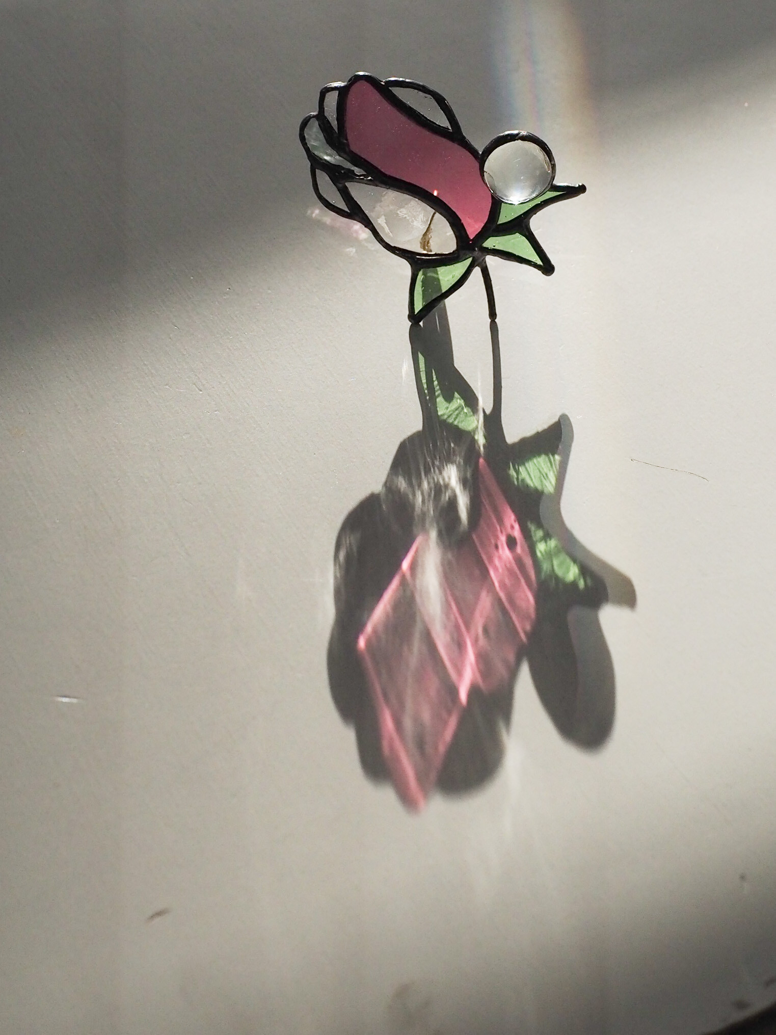 宝石みたいなバラのつぼみ・ピンク」ステンドグラス