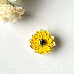 ガラス輝くひまわりの帯留め・ブローチ（2way）   ガラス 夏の誕生花2024◾︎仕上げ金具をポニーフックに選択可能 6枚目の画像