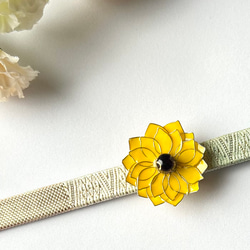 ガラス輝くひまわりの帯留め・ブローチ（2way）   ガラス 夏の誕生花2024◾︎仕上げ金具をポニーフックに選択可能 5枚目の画像