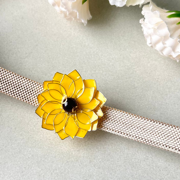 ガラス輝くひまわりの帯留め・ブローチ（2way）   ガラス 夏の誕生花2024◾︎仕上げ金具をポニーフックに選択可能 1枚目の画像