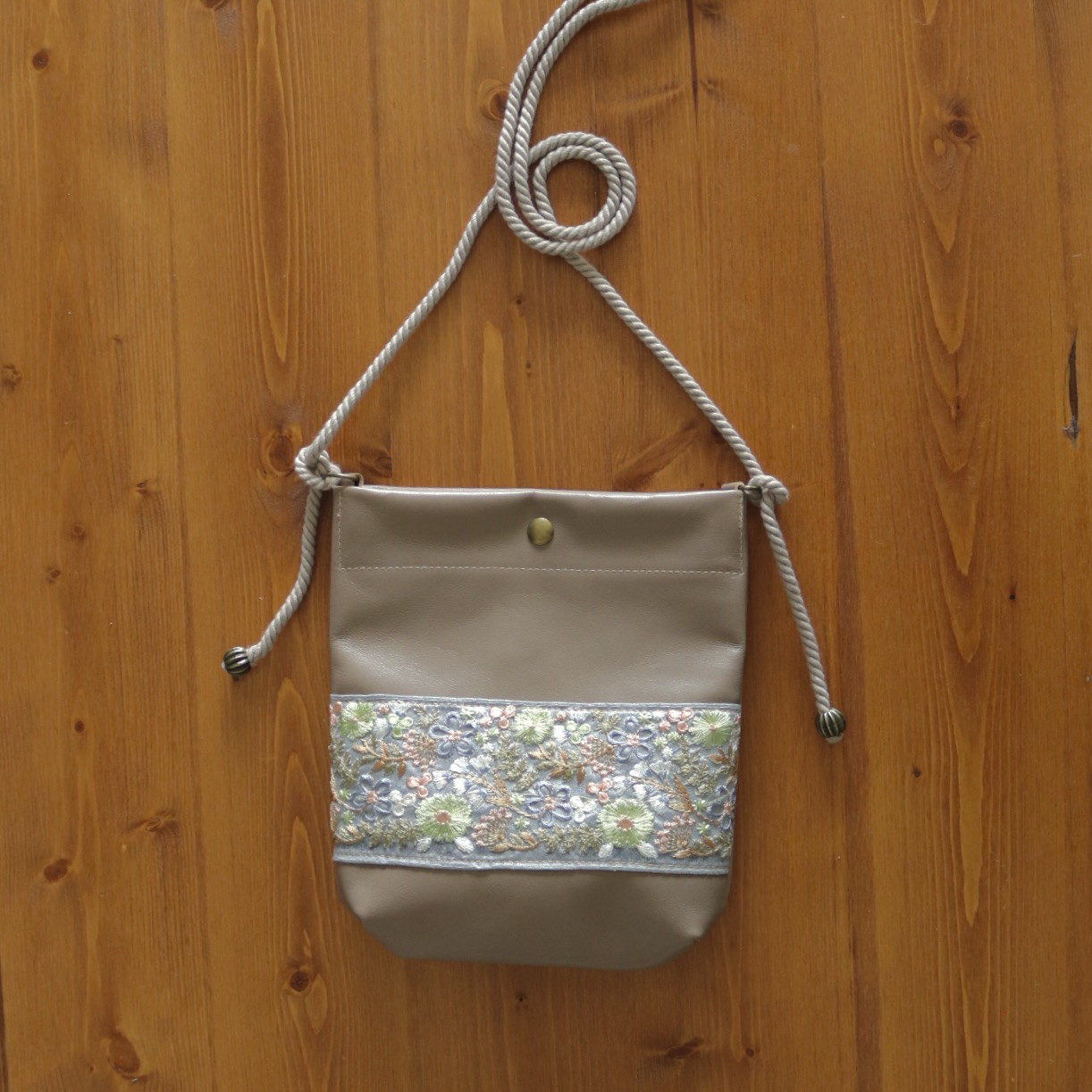 インド刺繍の本革ポシェット＊スマホホルダー＊サコッシュ＊本革＊グレージュ＊レザー＊柄番号２