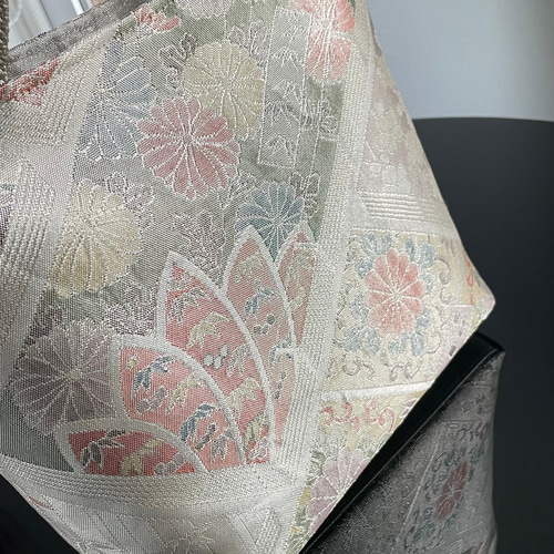帯リメイクバッグ　佐賀錦　丸文に季節の花々とオシドリ　トートバッグ　和装バッグ 帯リメイクバッグ 本金箔 四季花鳥図屏風 綿入りふかふか和装