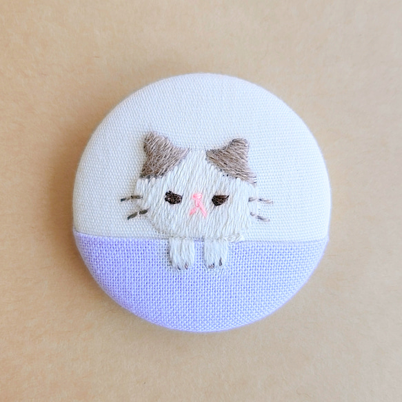 ぶら～ん猫の刺繍くるみボタン(選べるブロ―チorヘアゴム) 1枚目の画像