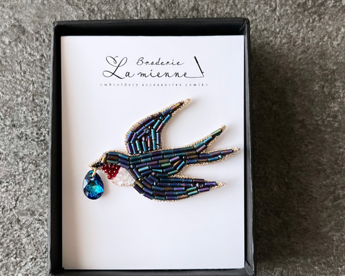 ツバメのブローチ クリスタル付き オートクチュール刺繍