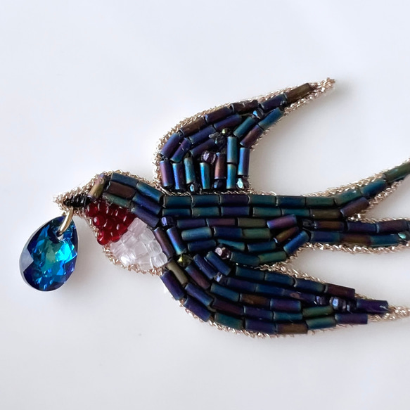 ツバメのブローチ　クリスタル付き　オートクチュール刺繍 6枚目の画像