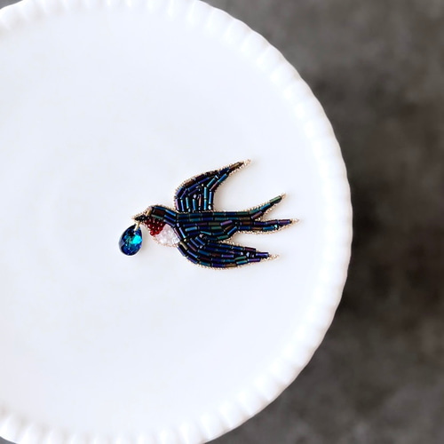 ツバメのブローチ クリスタル付き オートクチュール刺繍
