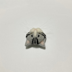 羊毛フェルト 猫ミニブローチ サバトラ白 4枚目の画像