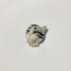 羊毛フェルト 猫ミニブローチ サバトラ白 2枚目の画像