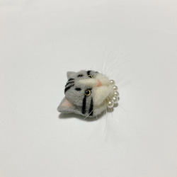 羊毛フェルト 猫ミニブローチ サバトラ白 3枚目の画像